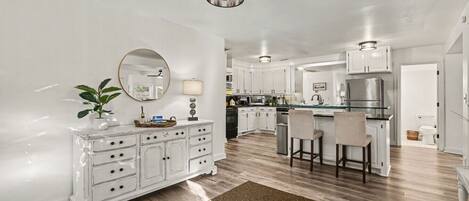 Réfrigérateur, micro-ondes, four, plaque de cuisson