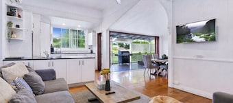 Family Friendly 15mins to City with Pool