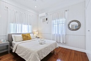 3 habitaciones, escritorio y tabla de planchar con plancha