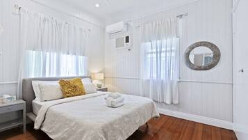 3 bedrooms, desk, iron/ironing board, travel crib