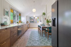 Réfrigérateur, four à micro-ondes, un four, surface de cuisson