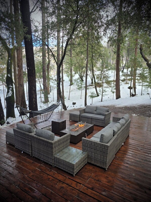 Terrace/patio - Charming cabin in pleasant Auberry close to Shaver Lake. A hidden treasure! (Auberry)