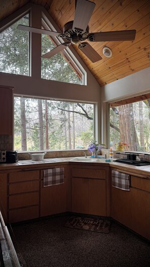 Fridge, microwave, oven, stovetop - Charming cabin in pleasant Auberry close to Shaver Lake. A hidden treasure! (Auberry)