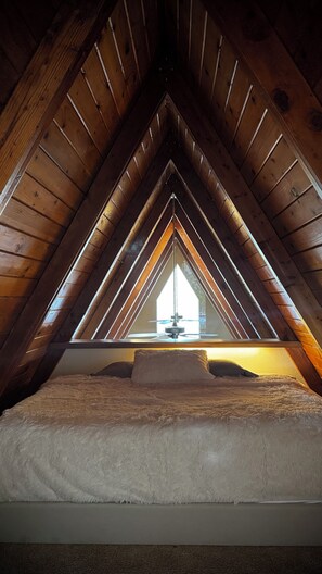 2 bedrooms, desk, iron/ironing board, travel cot - Charming cabin in pleasant Auberry close to Shaver Lake. A hidden treasure! (Auberry)