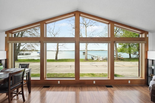 Large Lakefront Retreat – Sleeps 17+