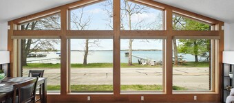 Large Lakefront Retreat – Sleeps 17+