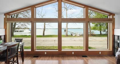 Large Lakefront Retreat – Sleeps 17+