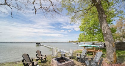 Large Lakefront Retreat – Sleeps 17+