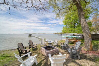 Large Lakefront Retreat – Sleeps 17+