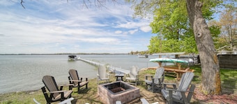 Lakefront Oasis on Devils Lake! Sleeps 16