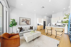 อพาร์ทเมนท์ (1 Bedroom) | เตารีด/โต๊ะรีดผ้า, ผ้าปูที่นอน