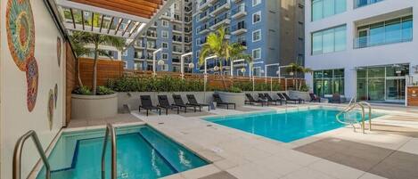 Een buitenzwembad en ligstoelen