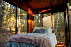 5 bedrooms, desk, iron/ironing board, travel cot