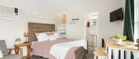 Tabla de planchar con plancha, wifi y ropa de cama