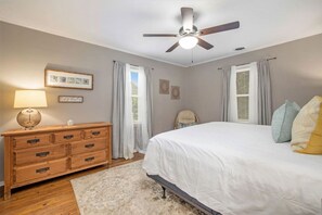 4 Schlafzimmer, Bügeleisen/Bügelbrett, Reisekinderbett, WLAN