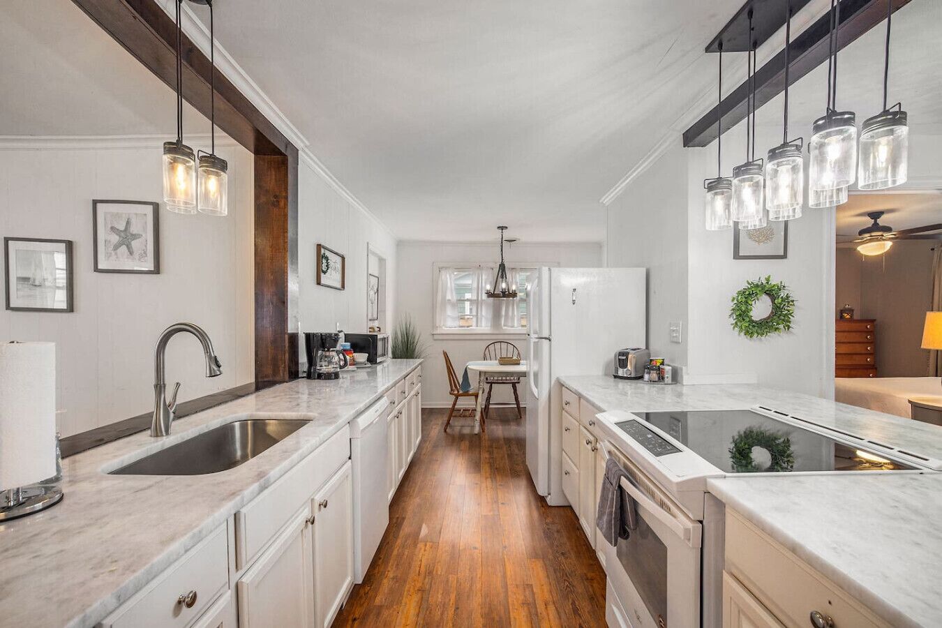 Refrigerador, microondas, horno y parrilla de estufa 