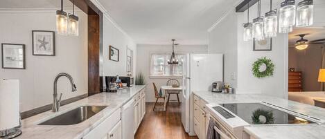 Refrigerador, microondas, horno y parrilla de estufa