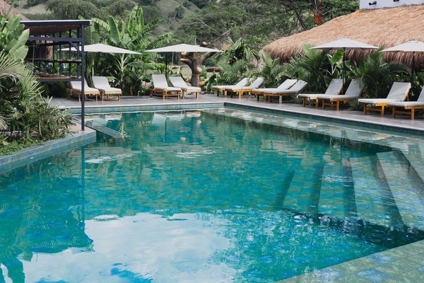 Una piscina al aire libre