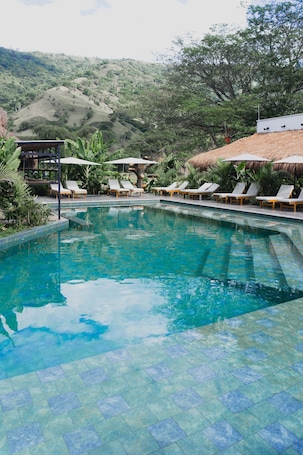 Una piscina al aire libre. Anzalik Hotel Boutique