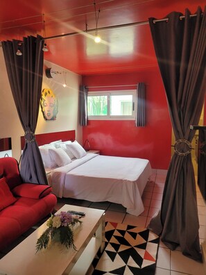 Deluxe Studio Suite, Bathtub, Garden View