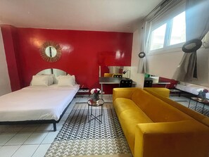 Design Studio Suite, 1 King Bed | Courtyard view