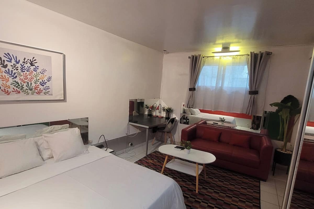 Deluxe Studio, Garden View | In-room safe, individually decorated, laptop workspace
