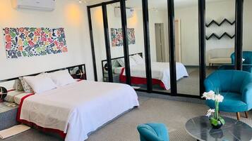 Suite estudio de lujo | Caja de seguridad en la habitación y decoración personalizada