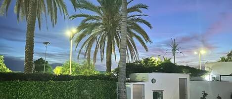 Kolam renang indoor dan kolam renang outdoor