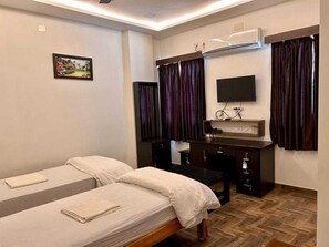 In-room safe, desk, free WiFi, bed sheets - MRT Grand Residency (Kurinjipadi)