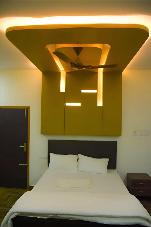 In-room safe, desk, free WiFi, bed sheets - MRT Grand Residency (Kurinjipadi)