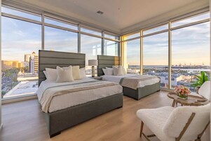 公寓 (2 Bedrooms) | 2 多间卧室、办公桌、笔记本电脑工作区、熨斗/熨衣板