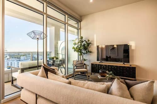 Departamento de lujo, junto a la playa (2 Bedrooms) | Área de sala de estar | Televisión de pantalla plana de 43 pulgadas con canales por cable