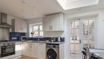 Dishwasher, cookware/dishes/utensils