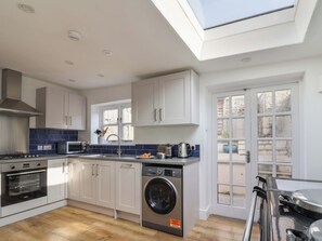 Dishwasher, cookware/dishes/utensils - 47 Church Street (Lyme Regis)