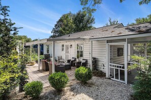 Exterior - Charming, Cozy 3br/1ba Home Close to Shem Creek! (Mount Pleasant)