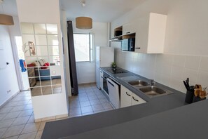 Kühlschrank, Mikrowelle, Ofen, Herdplatte