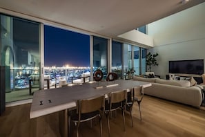 Apartment (3 Bedrooms) | In-room dining