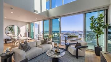Apartment (3 Bedrooms) | Living area