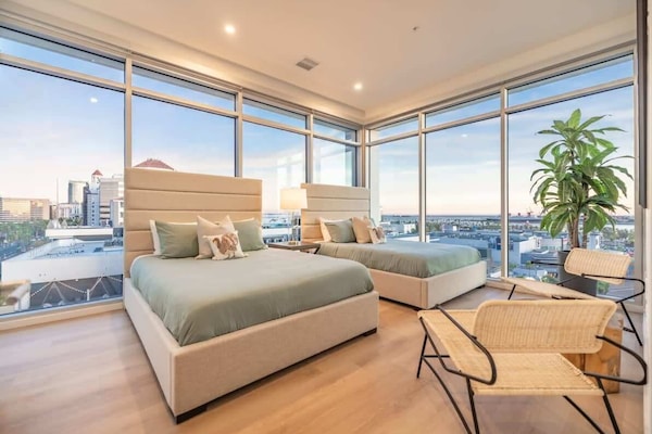 2 habitaciones, escritorio y espacio para trabajar con laptop