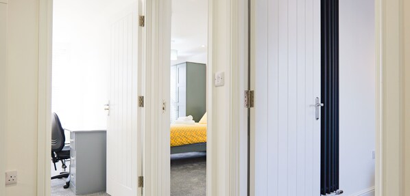 2 bedrooms, desk, iron/ironing board, WiFi