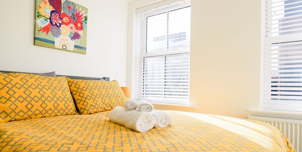 2 habitaciones, escritorio, tabla de planchar con plancha y wifi