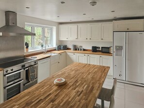 Dishwasher, high chair - 6 bedroom accommodation in Stonea, near Ely (Stonea, near Ely)