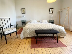 2 soverom, skrivebord, strykejern/-brett og reiseseng for barn