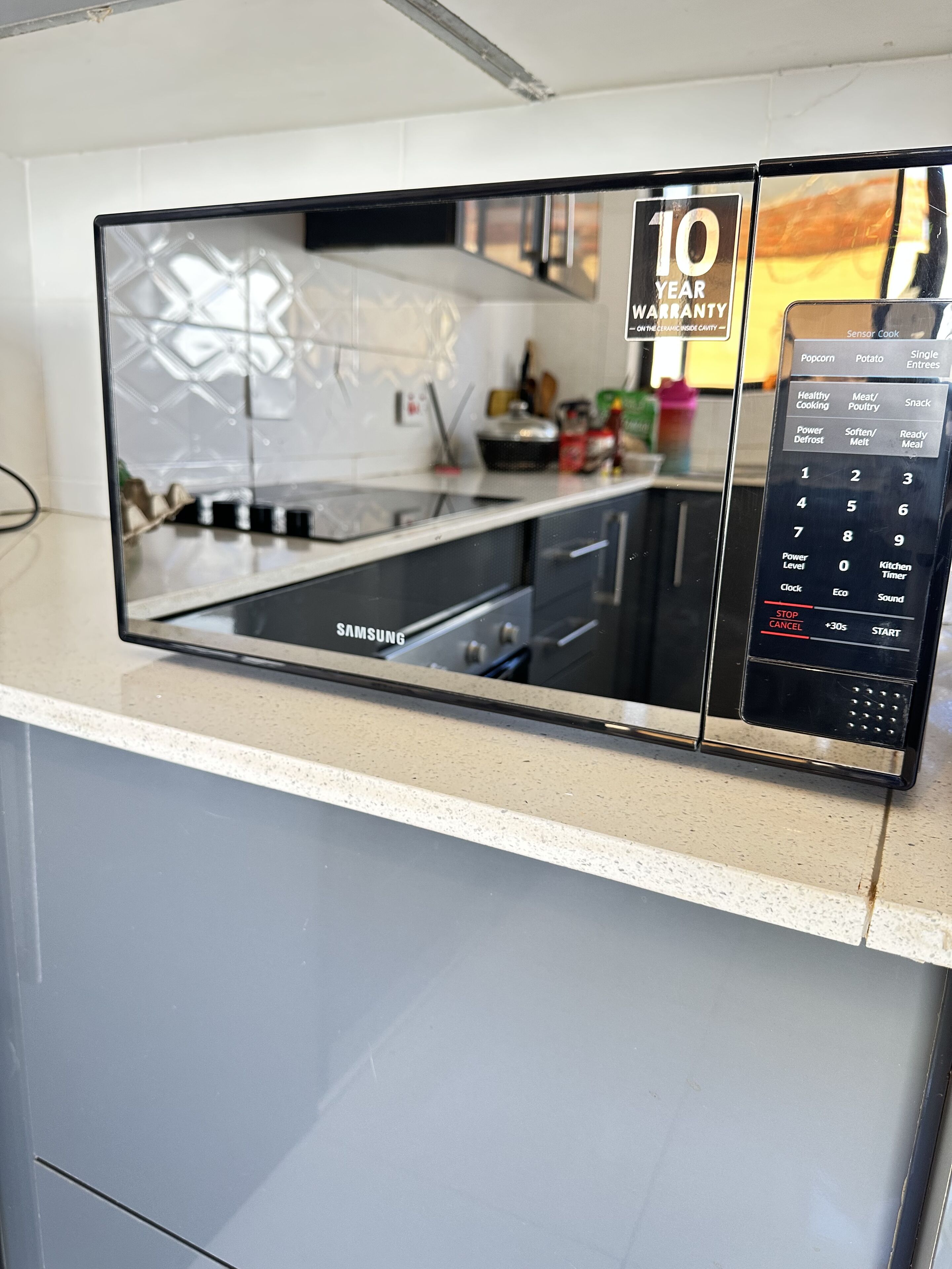 冷蔵庫、電子レンジ、オーブン、コンロ