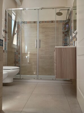Dusche, Haartrockner, Bidet, Handtücher