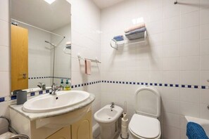 Sèche-cheveux, bidet, serviettes fournies, savon