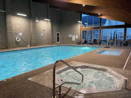 2-bedroom condo with WiFi, indoor pool, hot tub in delightful Michigan City