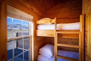 2 bedrooms, WiFi, bed sheets - Grass Hopper Cabin (Cabin #4) (Pray)