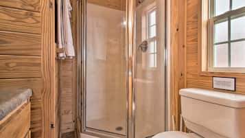 Douche, sĂšche-cheveux, serviettes fournies