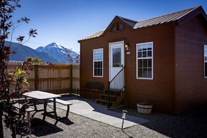 Outdoor dining - Grass Hopper Cabin (Cabin #4) (Pray)